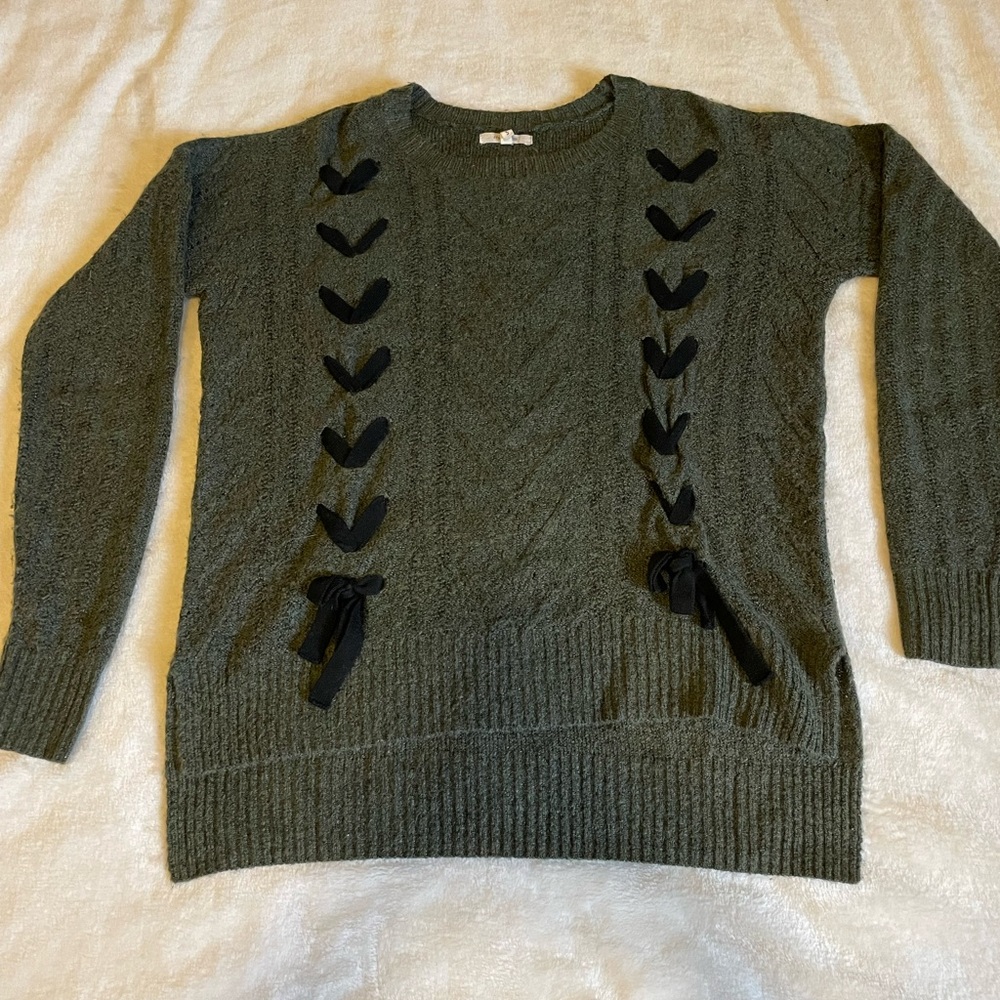 Maurice’s sweater with bow detail